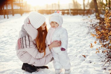 Anne ve kızı bir kış parkı