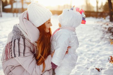 Anne ve kızı bir kış parkı