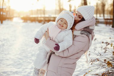 Anne ve kızı bir kış parkı