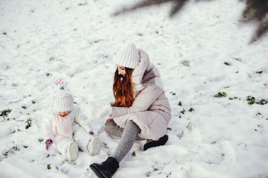 Anne ve kızı bir kış parkı