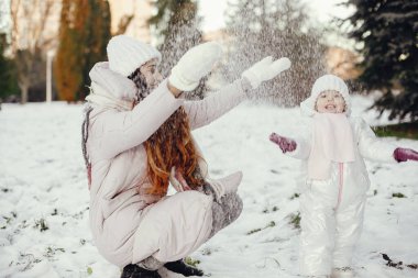 Anne ve kızı bir kış parkı