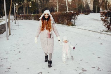 Anne ve kızı bir kış parkı