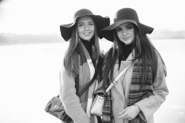 İki şık kız şehirde dinleniyor.