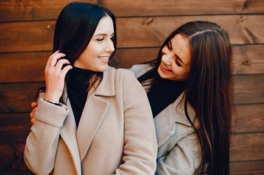 İki şık kız şehirde dinleniyor.