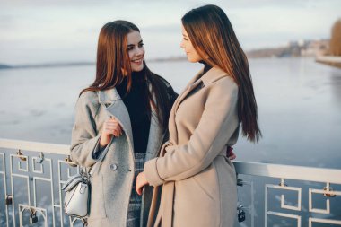 İki şık kız şehirde dinleniyor.