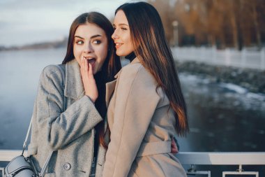 İki şık kız şehirde dinleniyor.