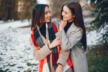 İki şık kız şehirde dinleniyor.