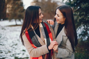 İki şık kız şehirde dinleniyor.