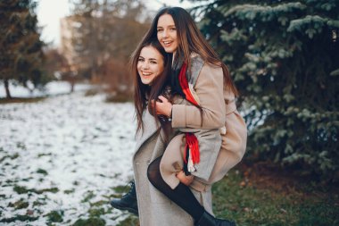 İki şık kız şehirde dinleniyor.