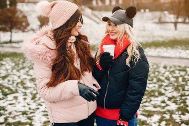 İki şık kız şehirde dinleniyor.