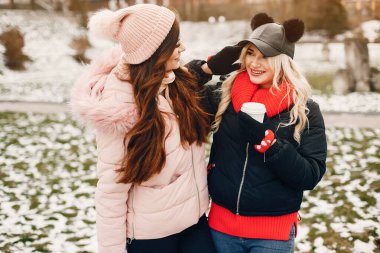 İki şık kız şehirde dinleniyor.