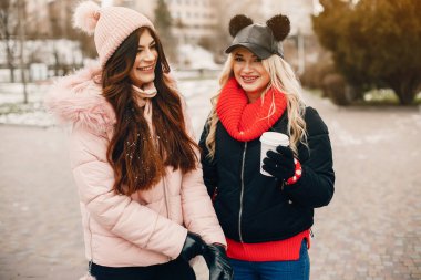 İki şık kız şehirde dinleniyor.