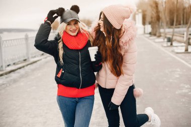 İki şık kız şehirde dinleniyor.