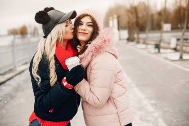 İki şık kız şehirde dinleniyor.