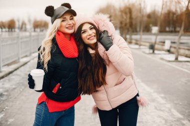 İki şık kız şehirde dinleniyor.