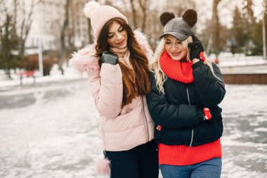 İki şık kız şehirde dinleniyor.