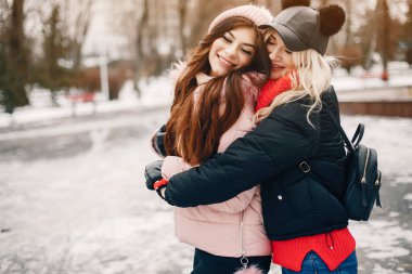 İki şık kız şehirde dinleniyor.