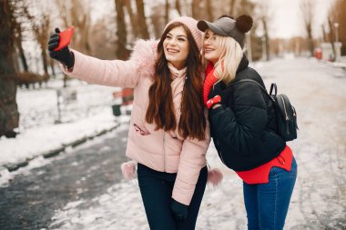 İki şık kız şehirde dinleniyor.