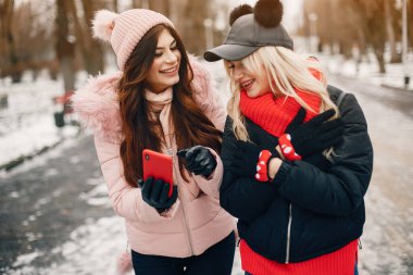 İki şık kız şehirde dinleniyor.