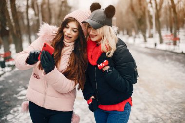 İki şık kız şehirde dinleniyor.