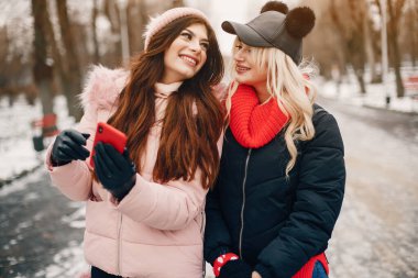 İki şık kız şehirde dinleniyor.