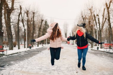 İki şık kız şehirde dinleniyor.