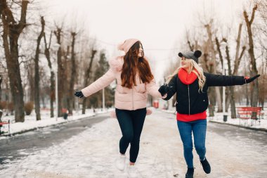 İki şık kız şehirde dinleniyor.