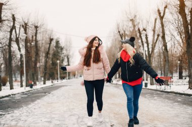 İki şık kız şehirde dinleniyor.