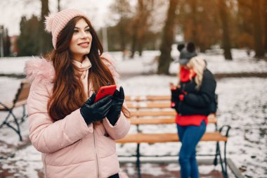 İki şık kız şehirde dinleniyor.