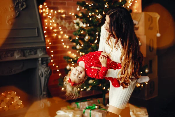 Mère avec fille mignonne à la maison — Photo