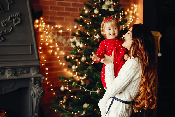 Mère avec fille mignonne à la maison — Photo