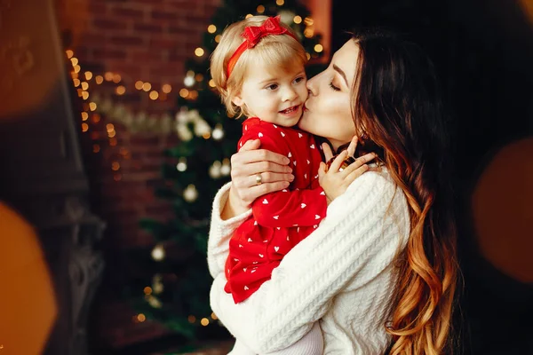 Mãe com filha bonita em casa — Fotografia de Stock