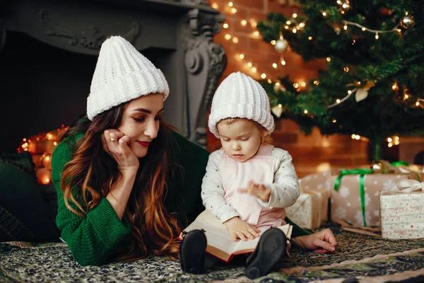 Mère avec fille mignonne à la maison — Photo