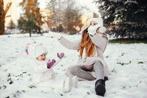 Madre e figlia in un parco invernale — Foto Stock