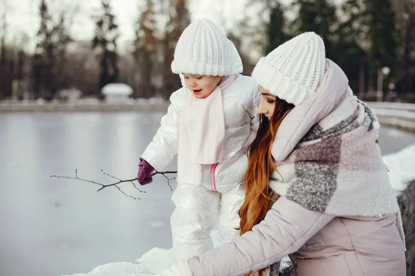 Μητέρα και κόρη, σε ένα πάρκο του χειμώνα — Φωτογραφία Αρχείου