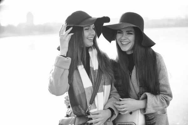 Zwei stylische Mädchen ruhen sich in einer Stadt aus — Stockfoto