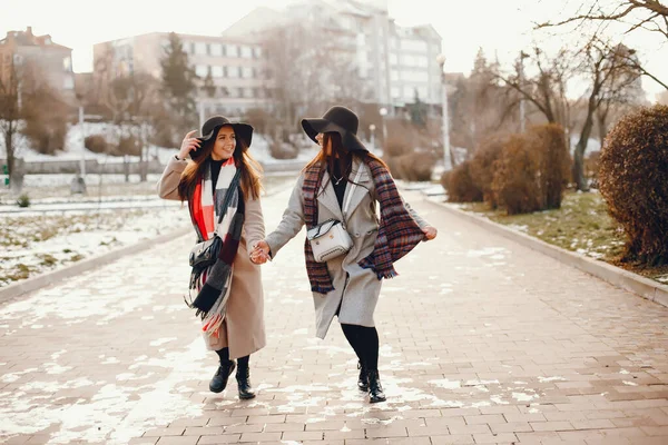 两个时髦的女孩在一个城市里休息一下 — 图库照片