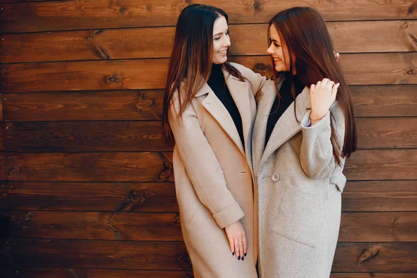 Dos muchachas de estilo descansan en la ciudad — Foto de Stock