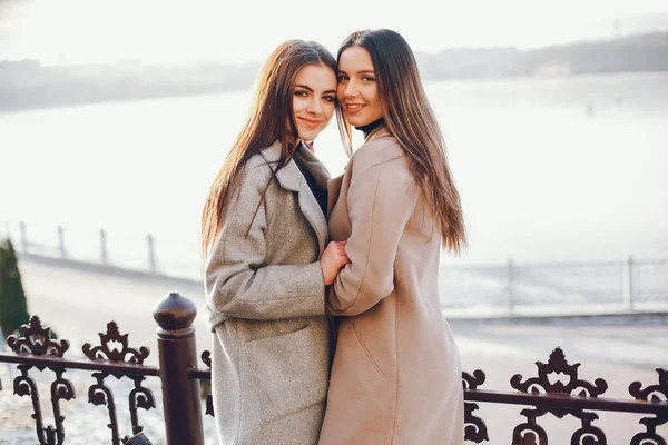 Duas meninas elegantes têm um resto em uma cidade — Fotografia de Stock