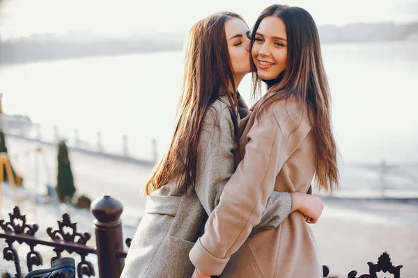 Zwei stylische Mädchen ruhen sich in einer Stadt aus — Stockfoto