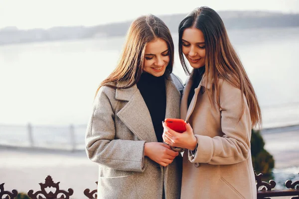 Zwei stylische Mädchen ruhen sich in einer Stadt aus — Stockfoto