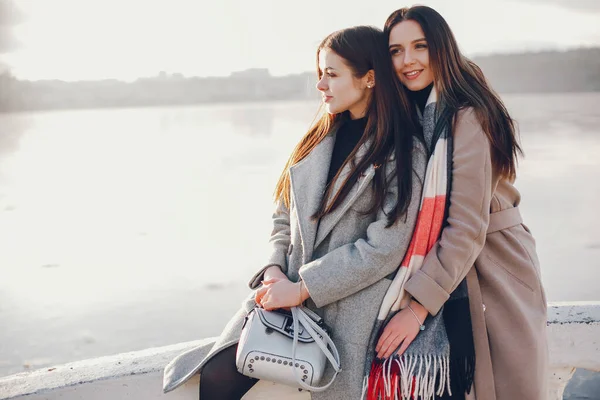 Due ragazze alla moda hanno un riposo in una città — Foto Stock