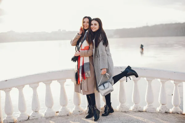 Duas meninas elegantes têm um resto em uma cidade — Fotografia de Stock