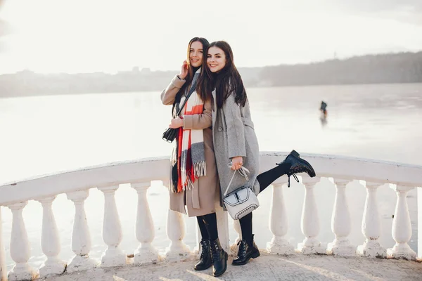 Dos muchachas de estilo descansan en la ciudad — Foto de Stock