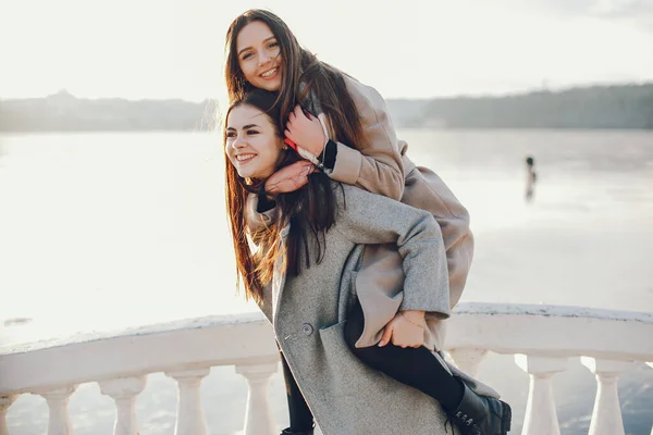 Zwei stylische Mädchen ruhen sich in einer Stadt aus — Stockfoto