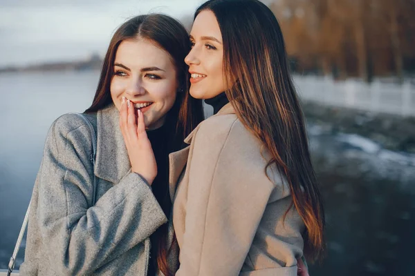 Due ragazze alla moda hanno un riposo in una città — Foto Stock