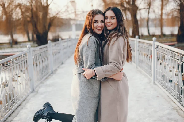 Zwei stylische Mädchen ruhen sich in einer Stadt aus — Stockfoto