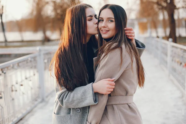 Duas meninas elegantes têm um resto em uma cidade — Fotografia de Stock