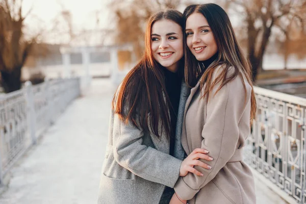 Duas meninas elegantes têm um resto em uma cidade — Fotografia de Stock