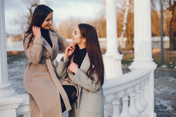 Twee stijlvol meisjes houden rust in de stad — Stockfoto